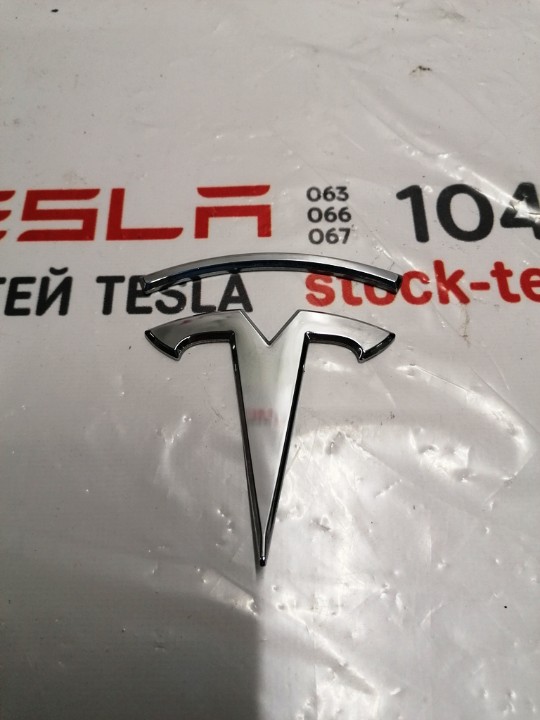 Emblème "T" du couvercle de coffre Tesla 1047854-00-A