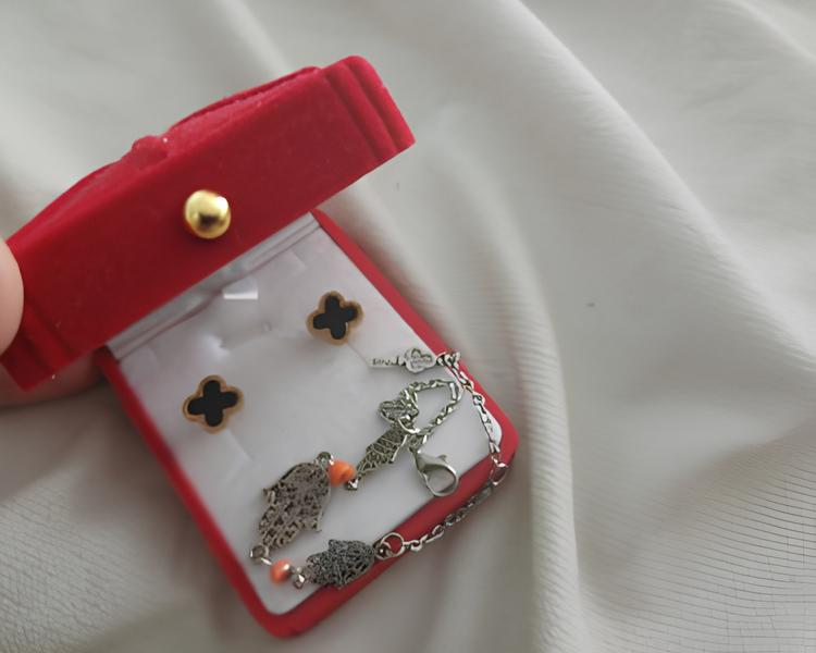 Boucles d’oreilles en plaqué or avec bracelet offert