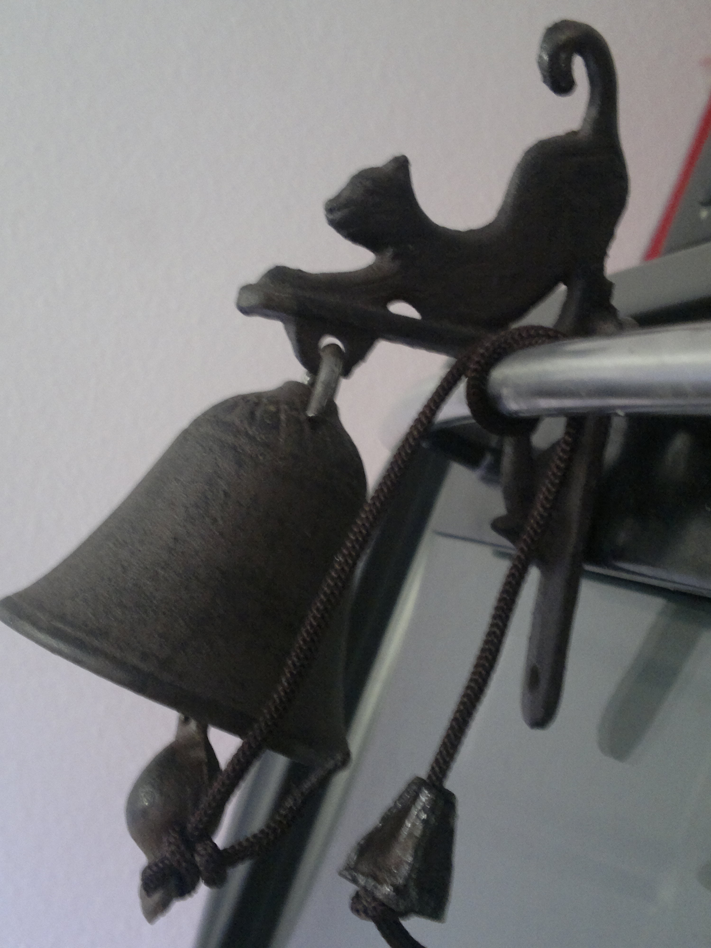 petite cloche de porte en fonte motif chat