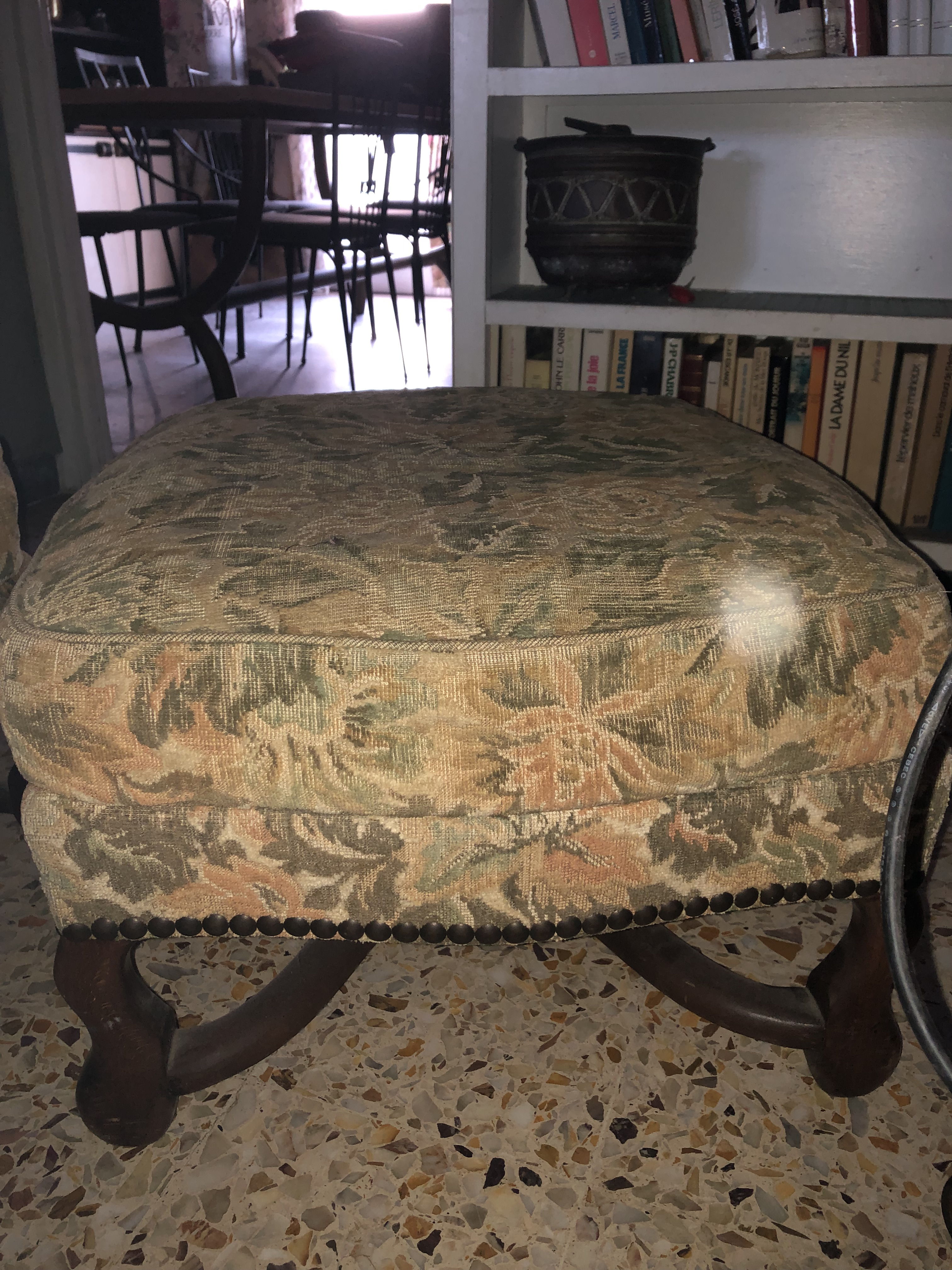 Vieux canapé et son repose pieds