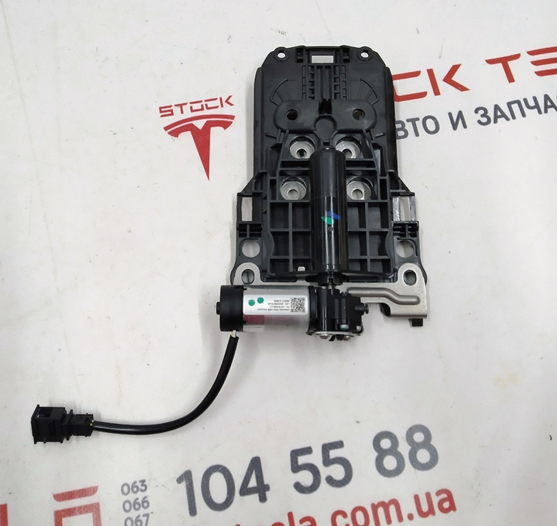 Le mécanisme de réglage de l'appui-tête du siège de la 1ère rangée, assemblé avec un moteur électriq