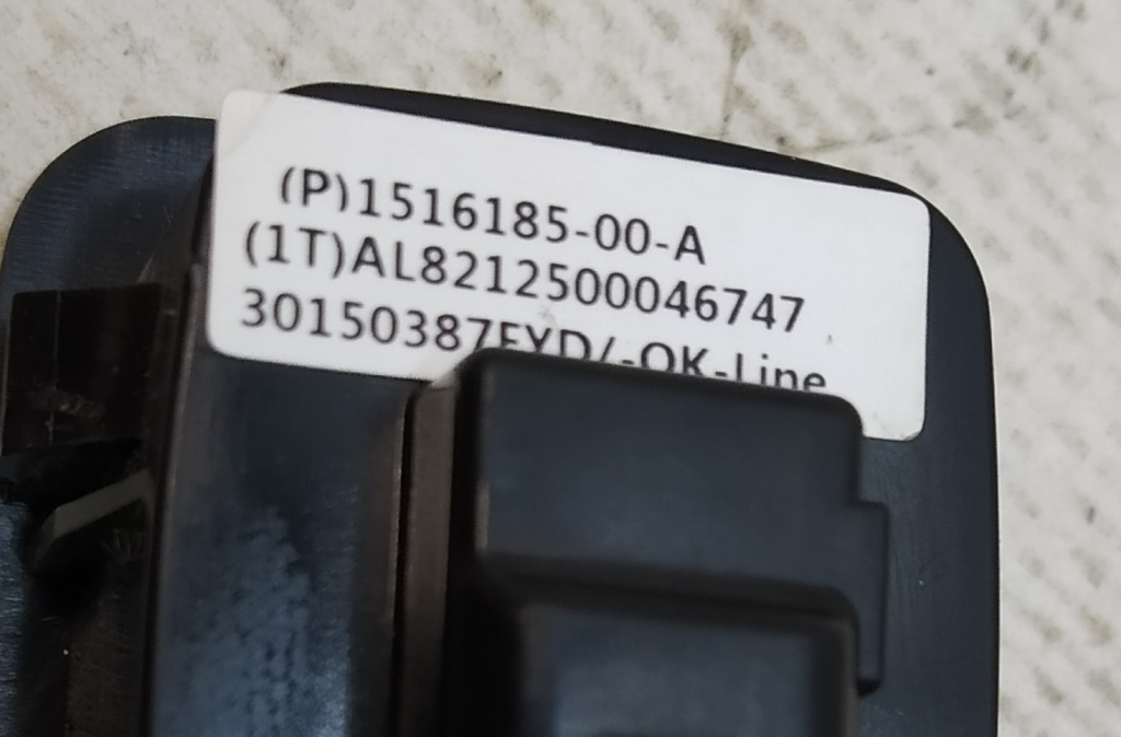 Bouton de déverrouillage d'urgence du capot Tesla modèle Y
1516185-00-A-Uc