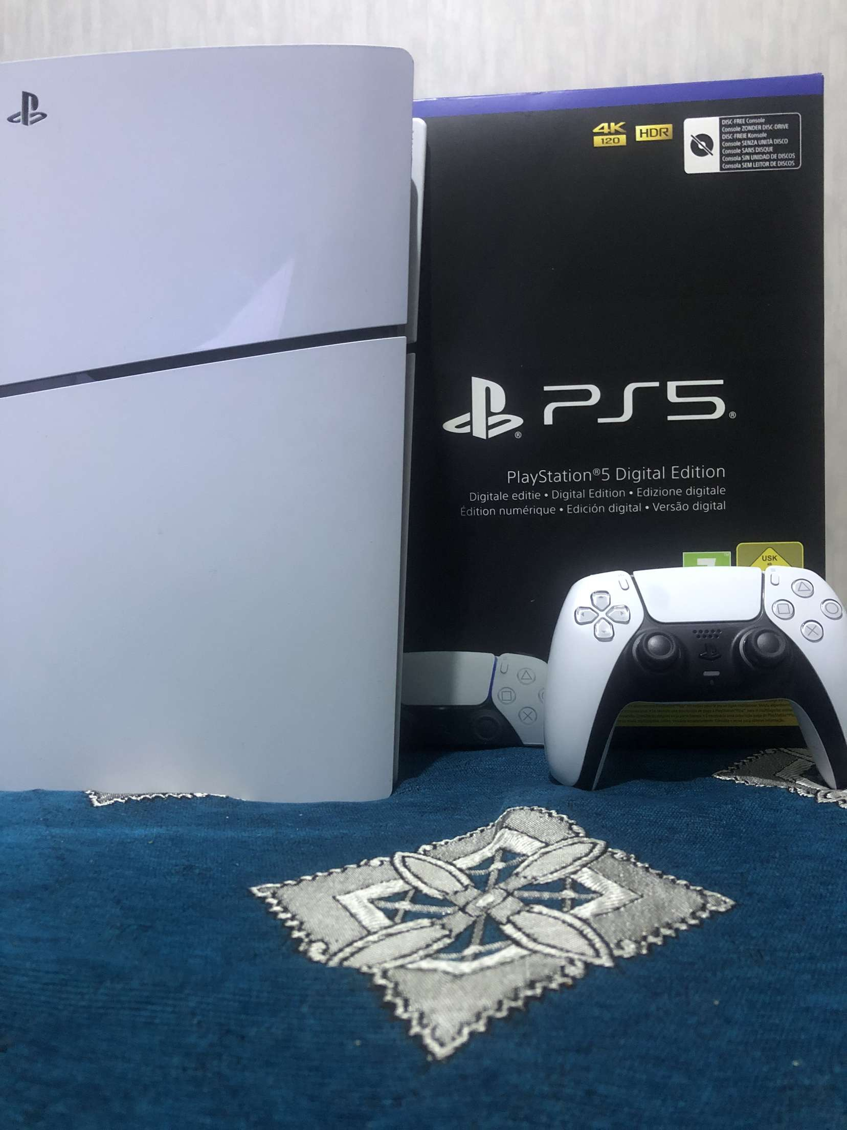 Ps5 Slim 1 to très bonne état + 1 manette