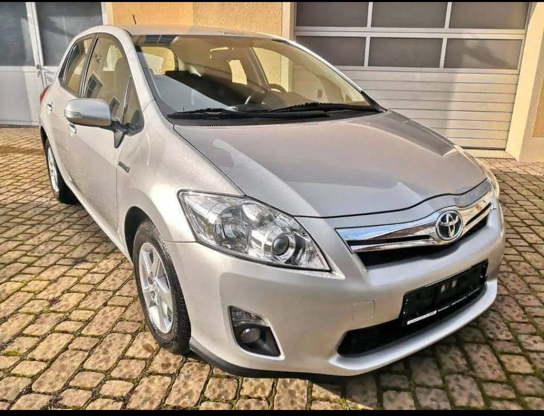 Toyota Auris 1.8 c'est une voiture qui roule très bien sans problème
tout marche