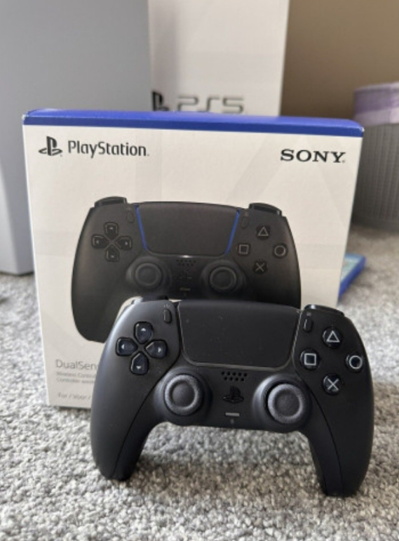 Je vends ma PS5 avec tout ses accessoires à un prix pas trop élevé. - Miniature 4