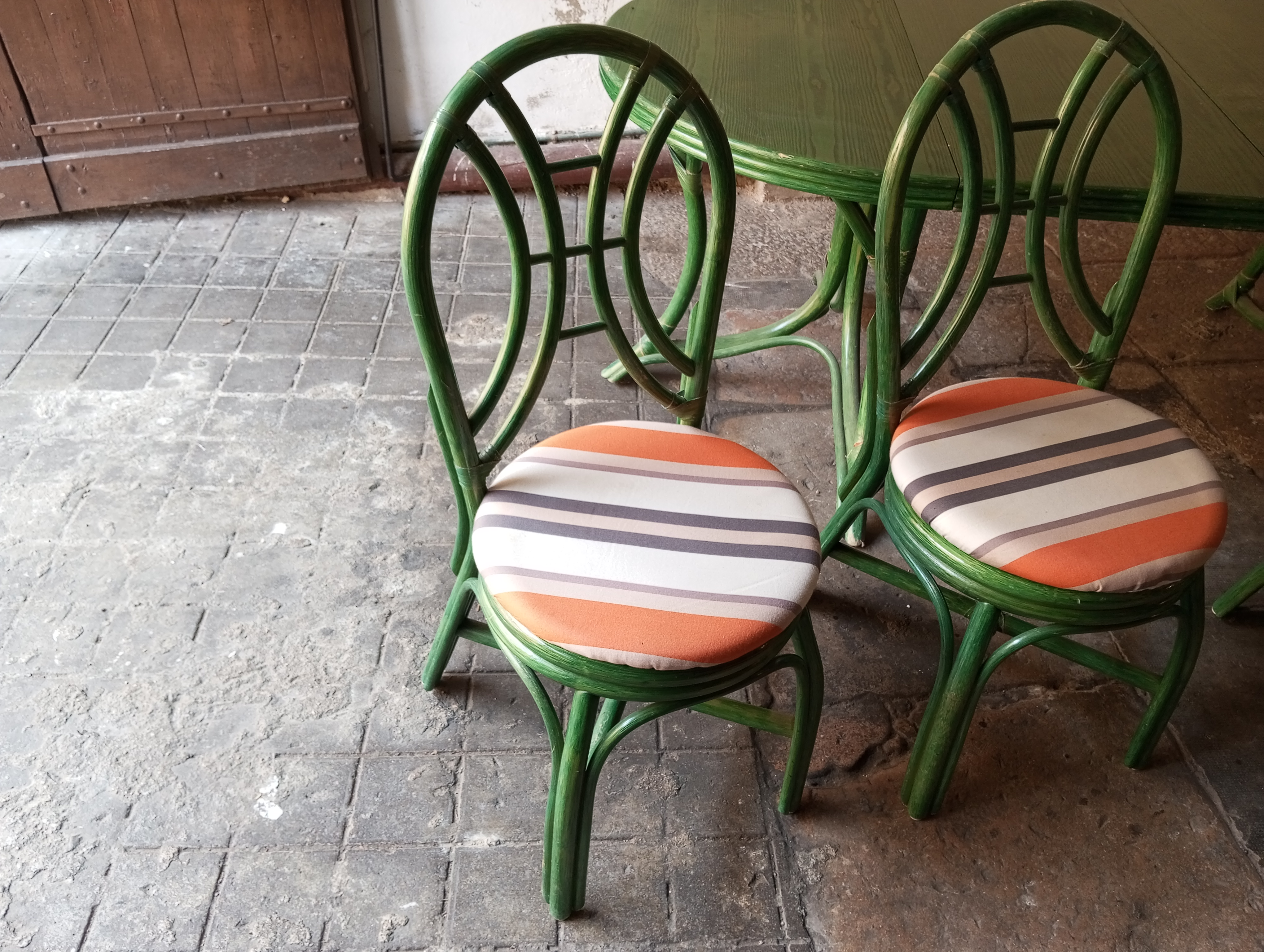 Grande table avec rallonges et chaises en rotin