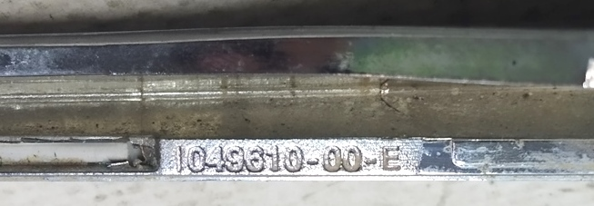Cache-œillets en haut à droite chromé Tesla Model X  1049610-00-E