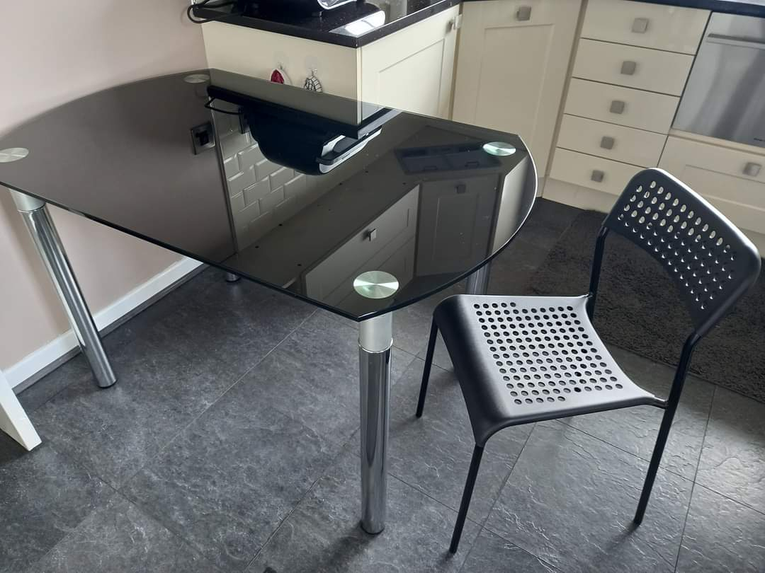 La table de cuisine en verre épais s'ouvre de chaque côté pour
s'agrandir.