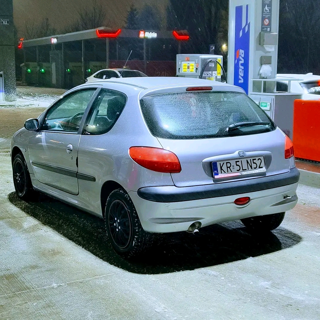 Voiture Peugeot 206 en bonne état, moteur diesel a essence 1.4
réalisé en 203m23