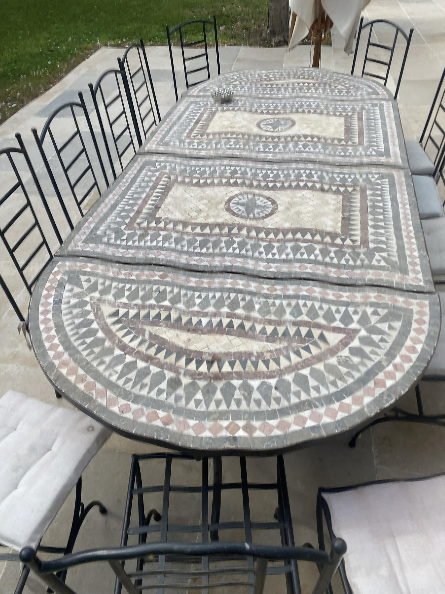 Table de jardin ancienne avec 13 chaises