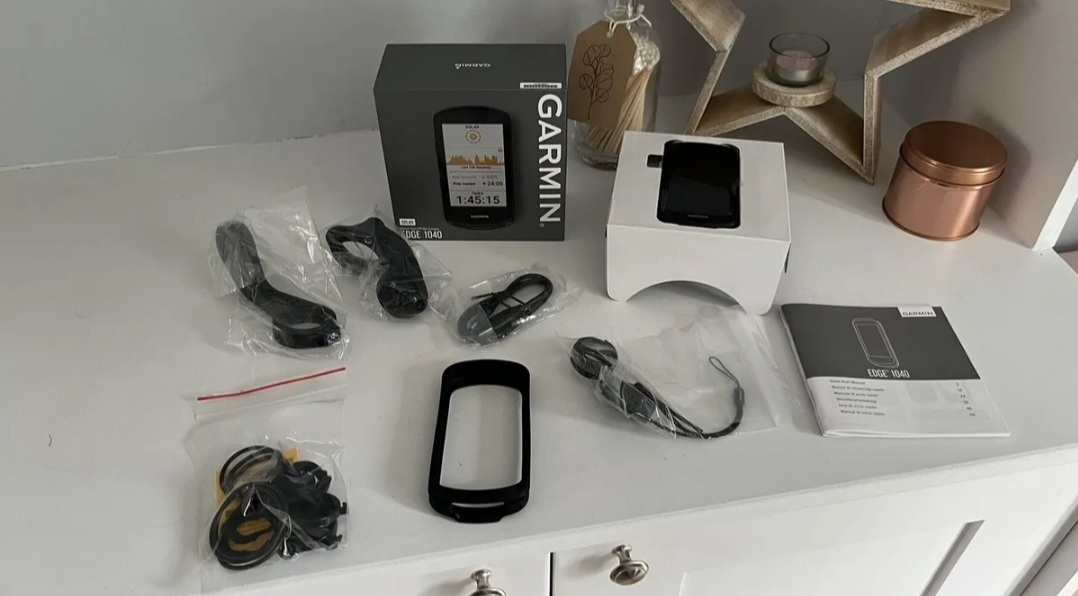 Garmin Edge 1040 SOLAR Ordinateur de vélo GPS avec boîte et
accessoires - Miniature 4