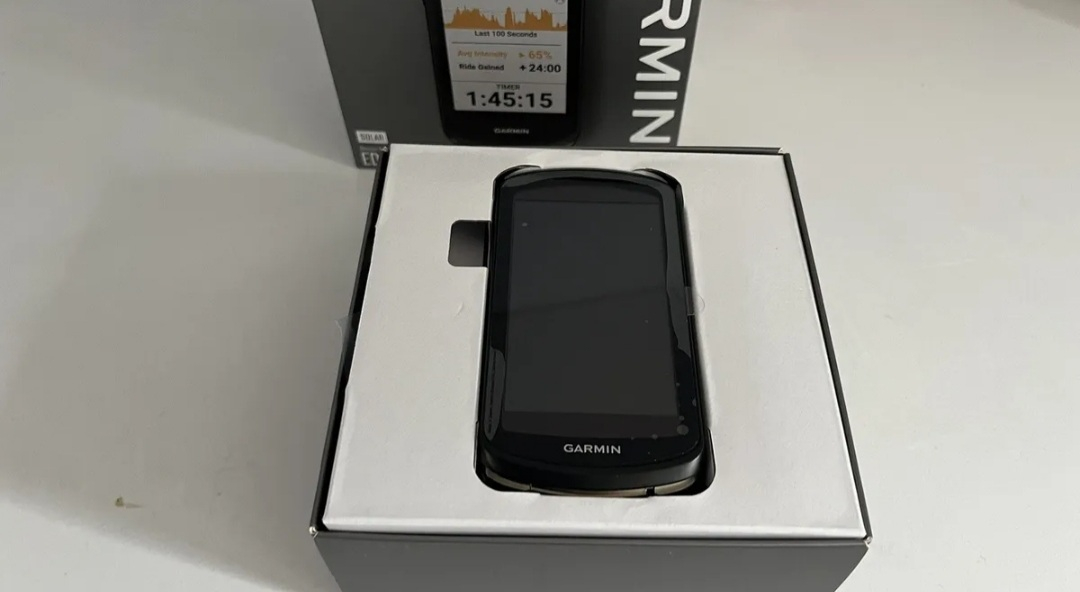Garmin Edge 1040 SOLAR Ordinateur de vélo GPS avec boîte et
accessoires