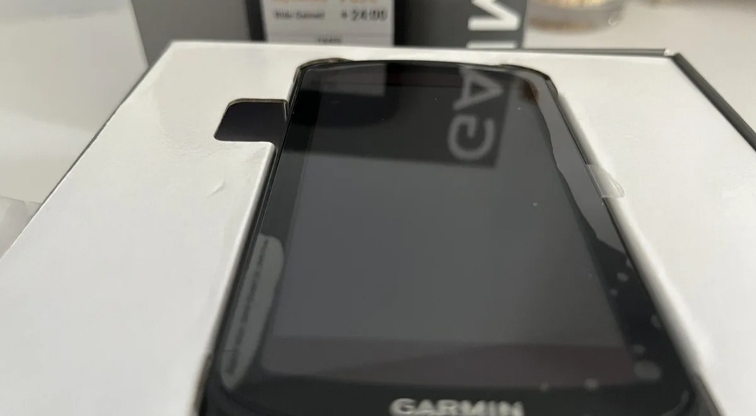 Garmin Edge 1040 SOLAR Ordinateur de vélo GPS avec boîte et
accessoires - Miniature 3