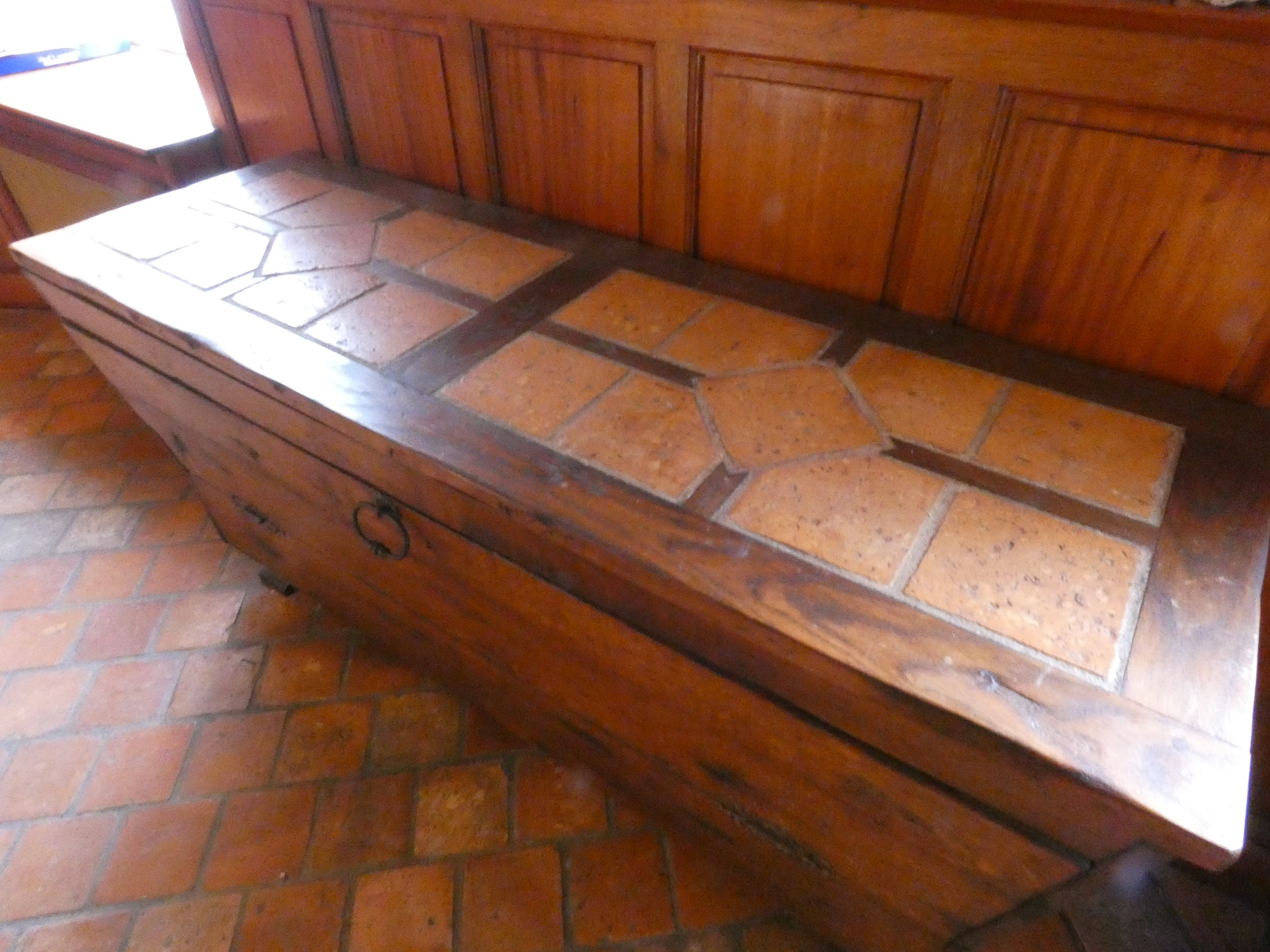 Table avec chaises et maie