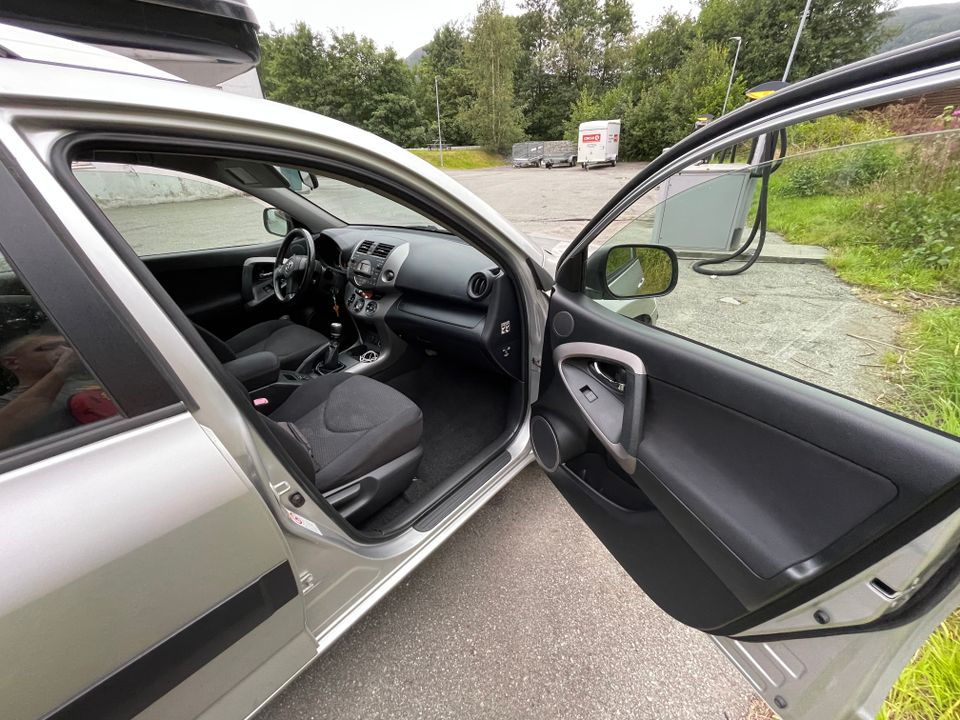 TOYOTA RAV4 très belle voiture