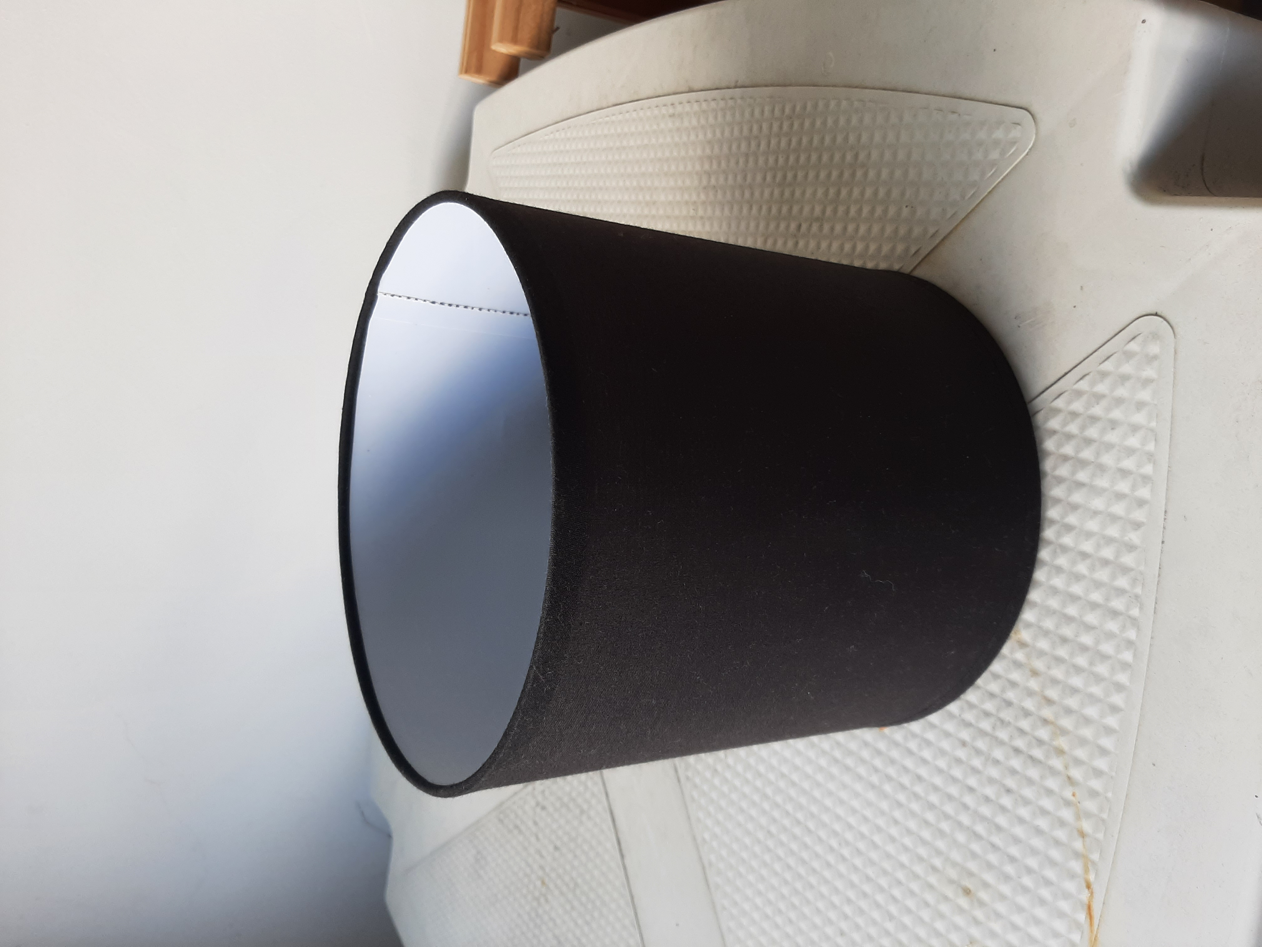 je vends une abat jour unl noir comme neuf jamais servi