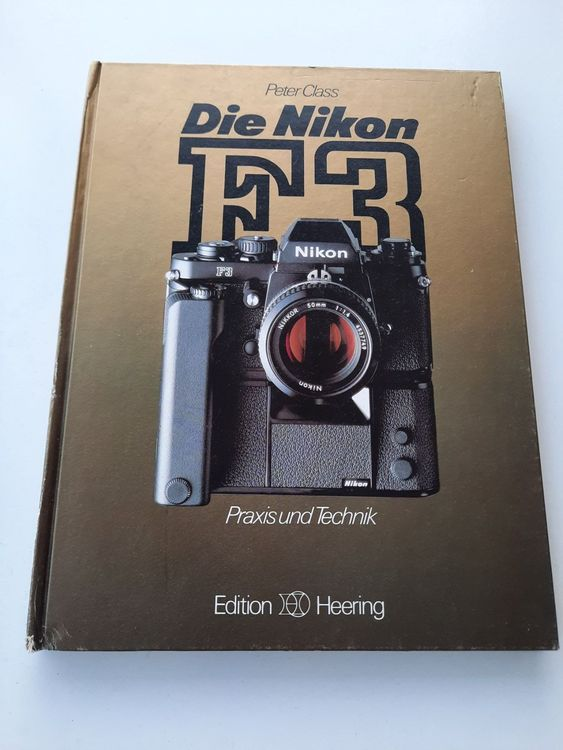 Appareil photo analogique Nikon F3 avec livre