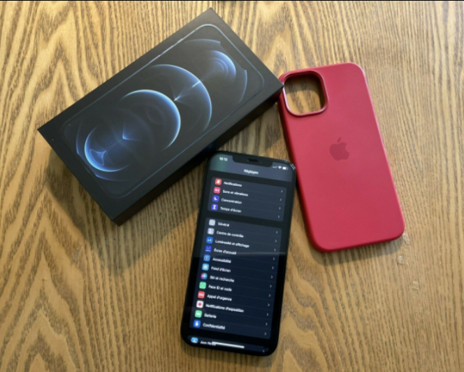 Apple iphone 12 pro max avec son proches d'origine Apple, bon état.