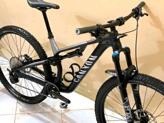 Vélo de course couleur noire