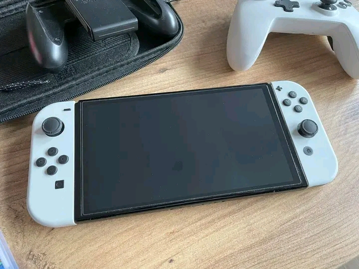 Console portable Nintendo Switch OLED modèle HEG-001 - 64 Go -
Blanche.