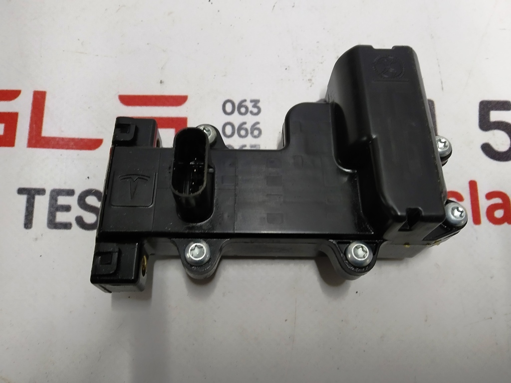 Actionneur de porte avant gauche Tesla modèle X 1045353-00-B