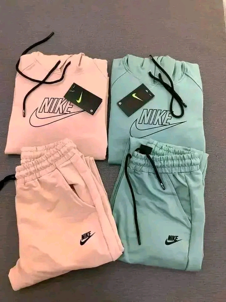 Des vêtements disponible