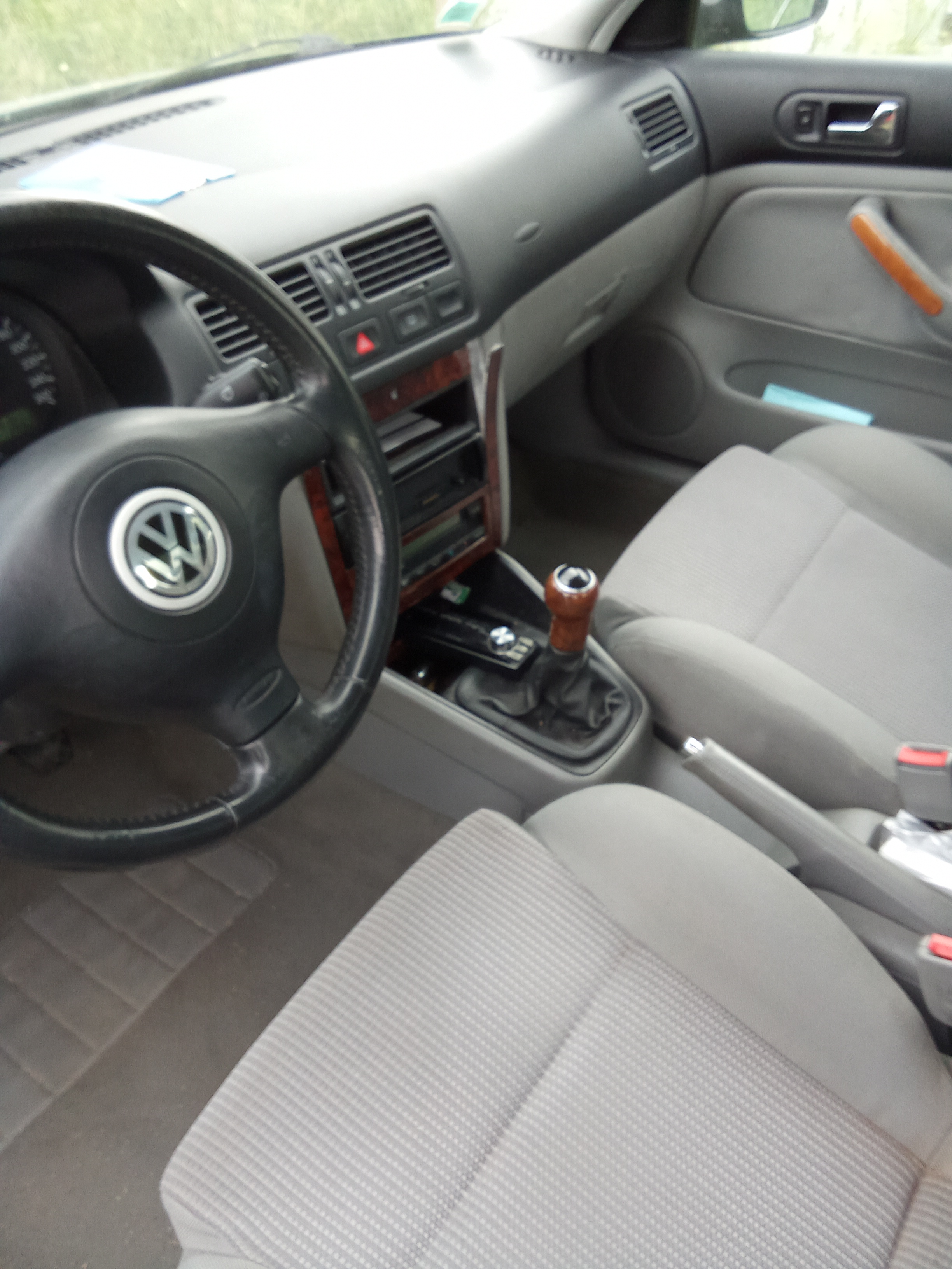 Volkswagen Bora Essence 2 Litres en Excellent État - Miniature 3