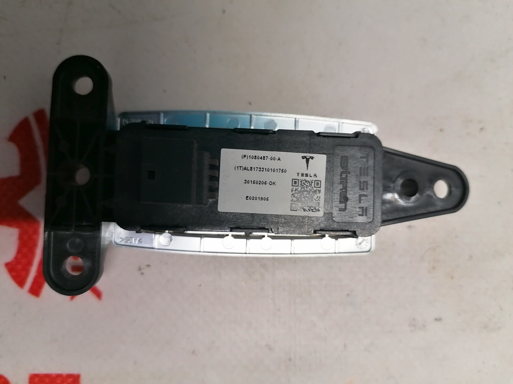 Bouton d'ouverture de porte arrière (SATIN) Tesla 1080487-00-A-Uc