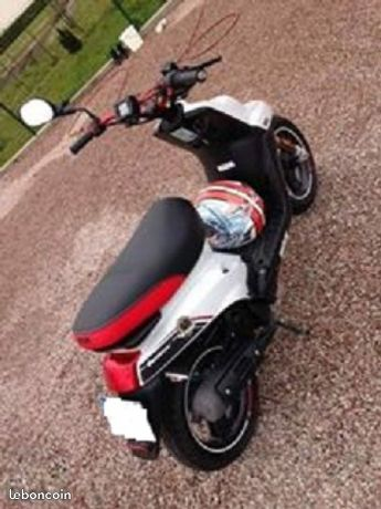 Une moto MBK
