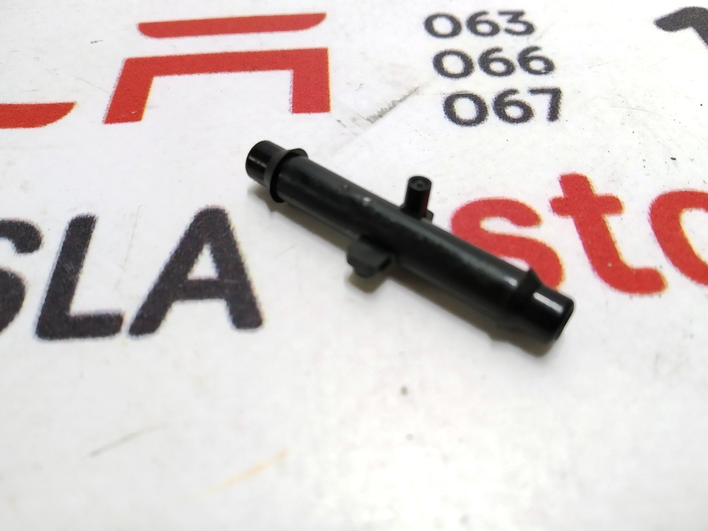Adaptateur de tuyau de pompe à liquide lave-glace Tesla 1134460-00-A