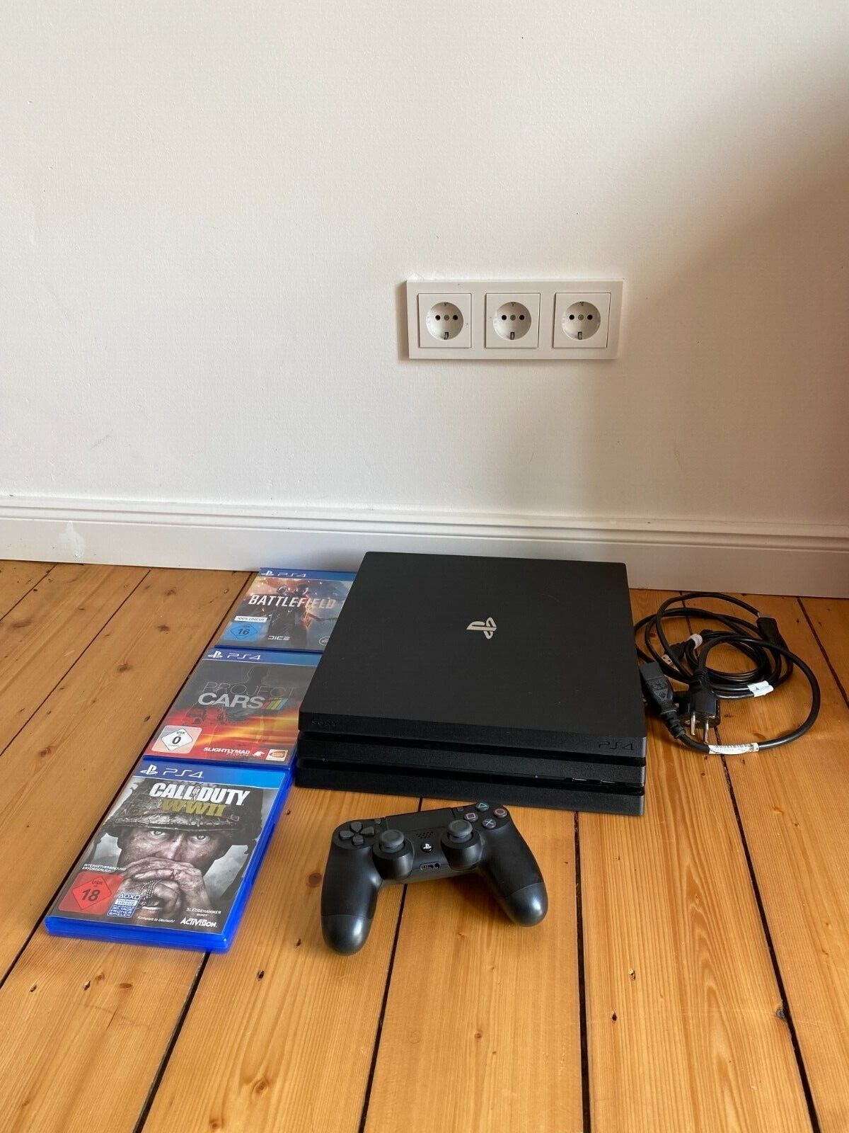 Console de jeu Sony PlayStation 4 Pro 1 To noire avec manette et trois jeux - Miniature 2