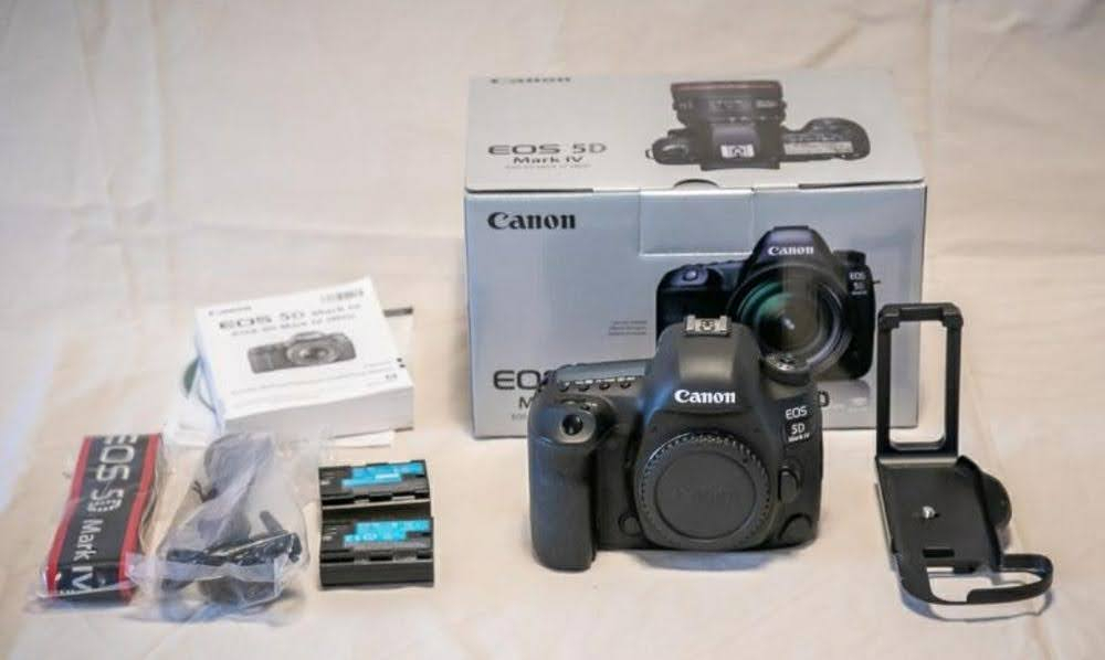 Un appareil photo Camon EOS disponible.