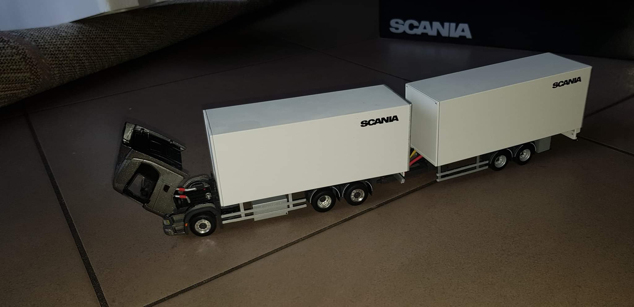 Camion miniature Scania G410 echelle 1:50
