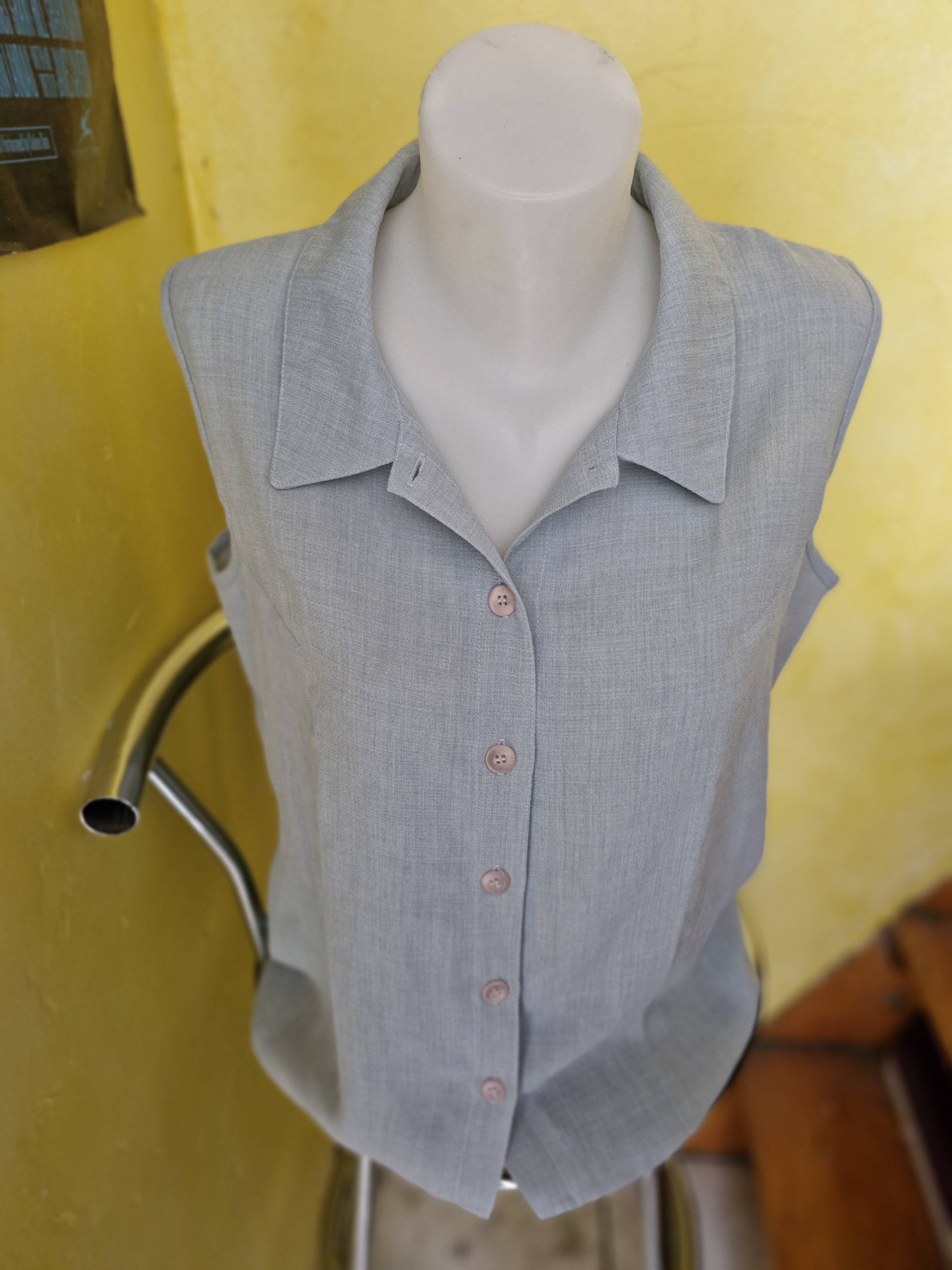 Chemisette femme taille 40 en très bon état - Miniature 3