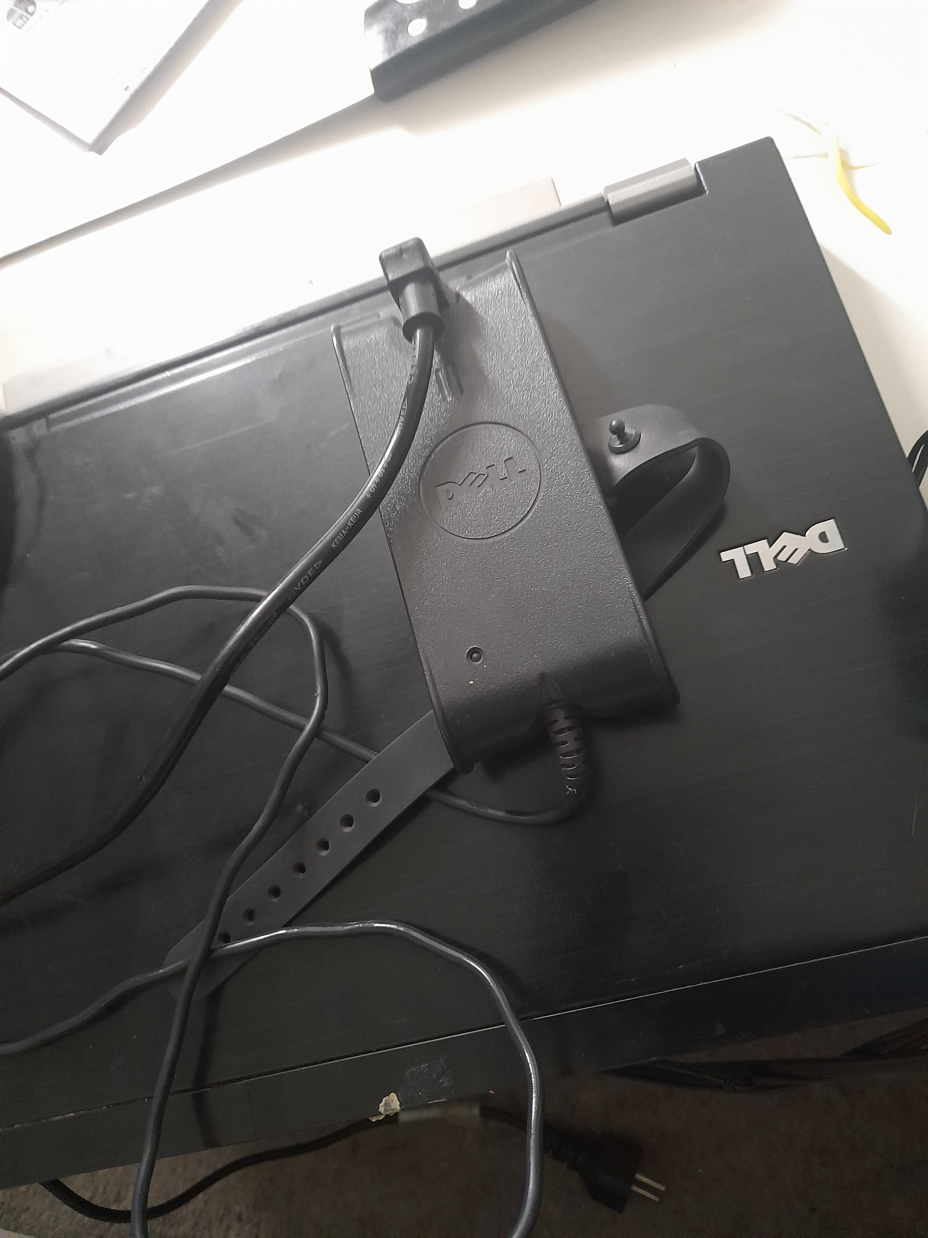 Toutes mes associations Madame et Monsieur j'ai mis une annonce dans l'ordinateur dell avec le charg
