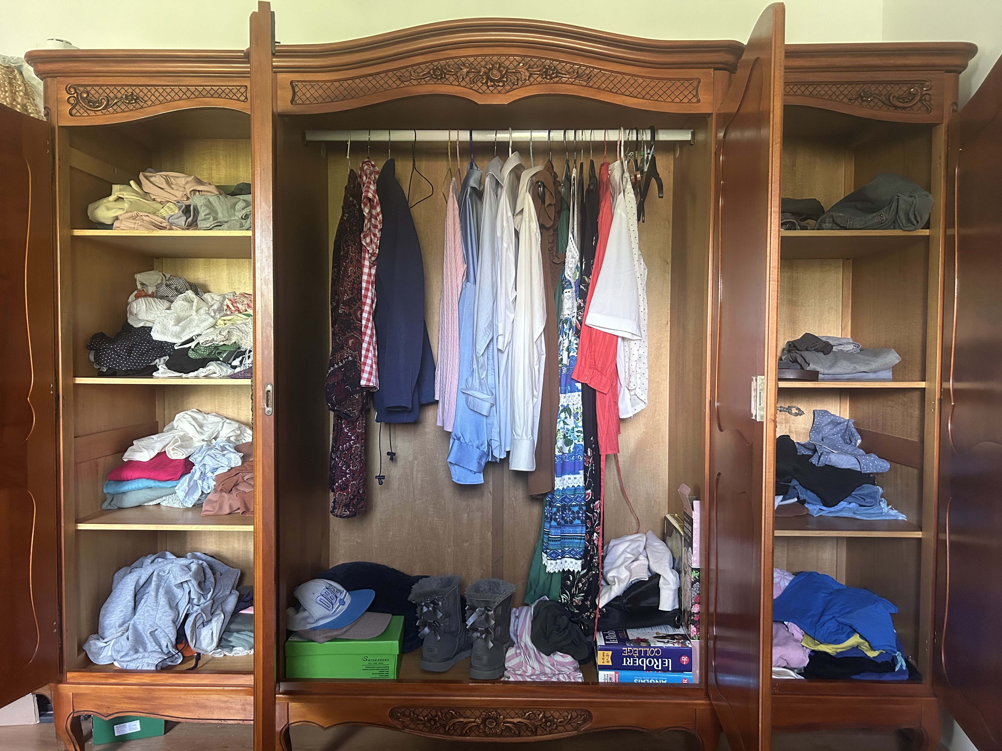 Armoire en merisier, meuble de rangement élégant