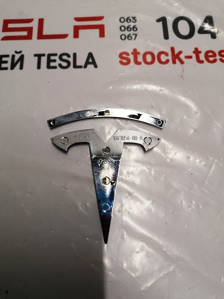 Emblème "T" du couvercle de coffre Tesla modèle X 1047854-00-A
