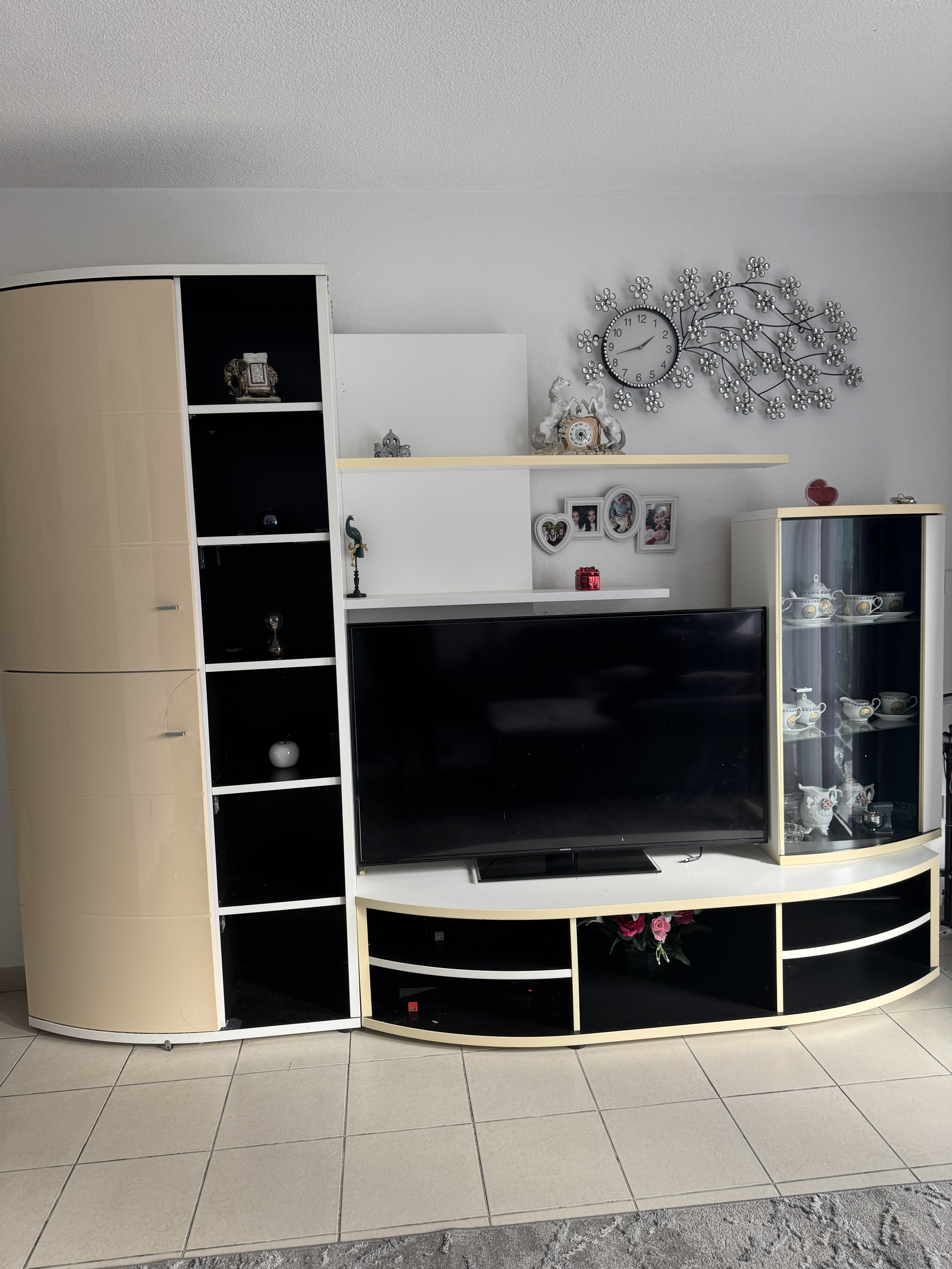 Mur de télévision moderne en excellent état
