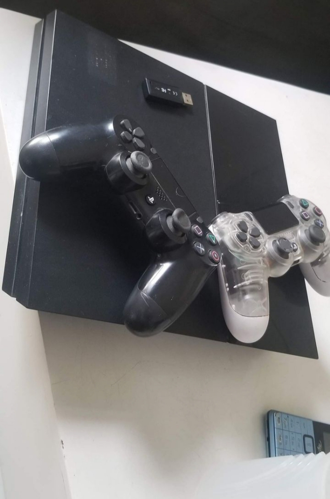 Console Playstation PS4 en très bon état - Miniature 2