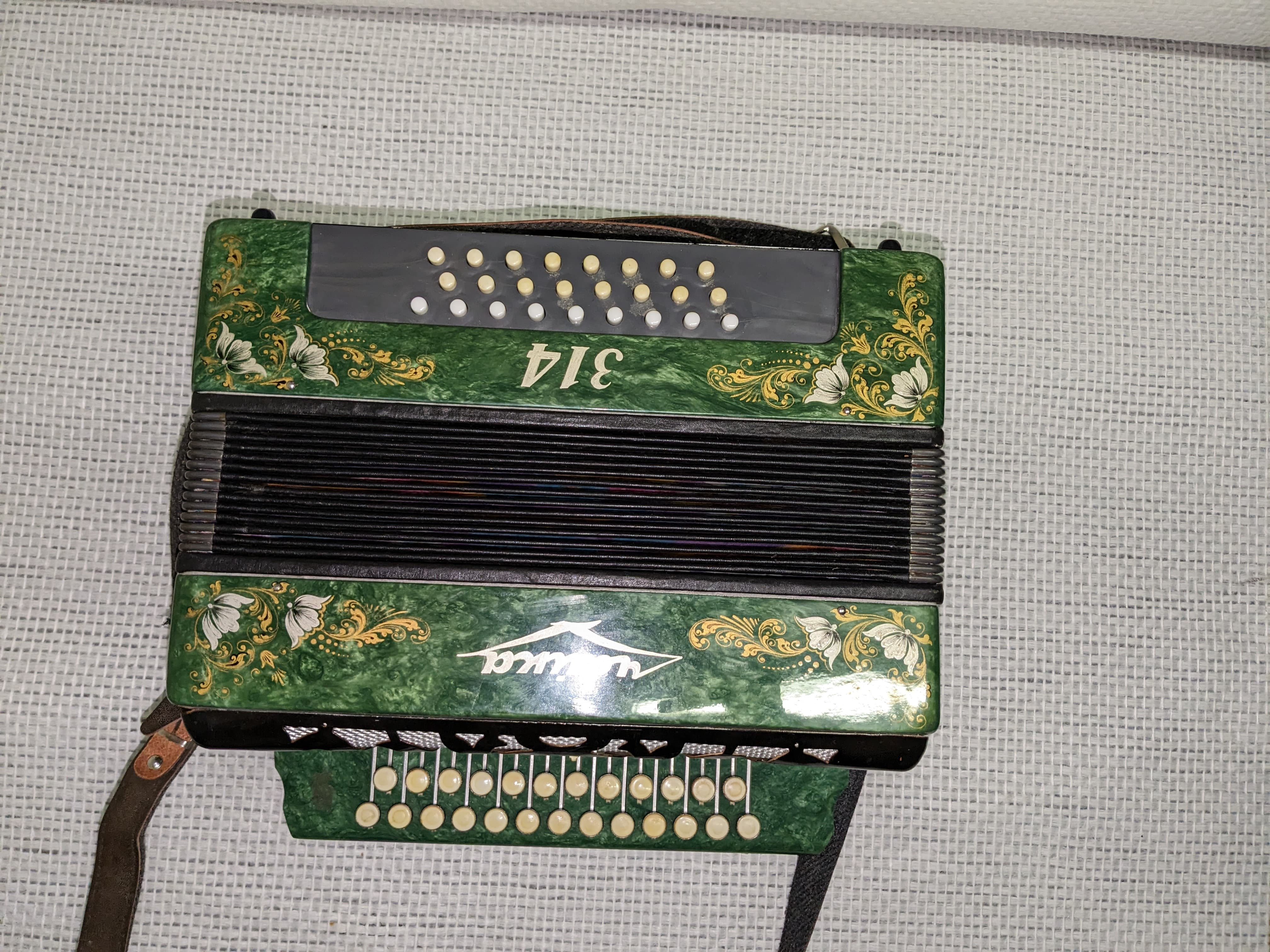 Accordeon en trés bonne etat a vendre - Miniature 3