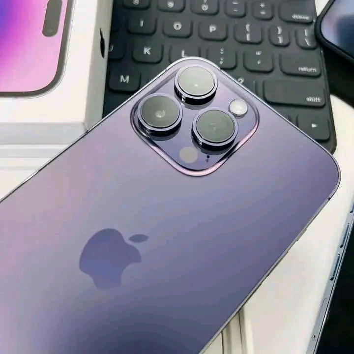 Vente d'un iPhone 13 état New deux semaines d'utilisation le prix
:300€