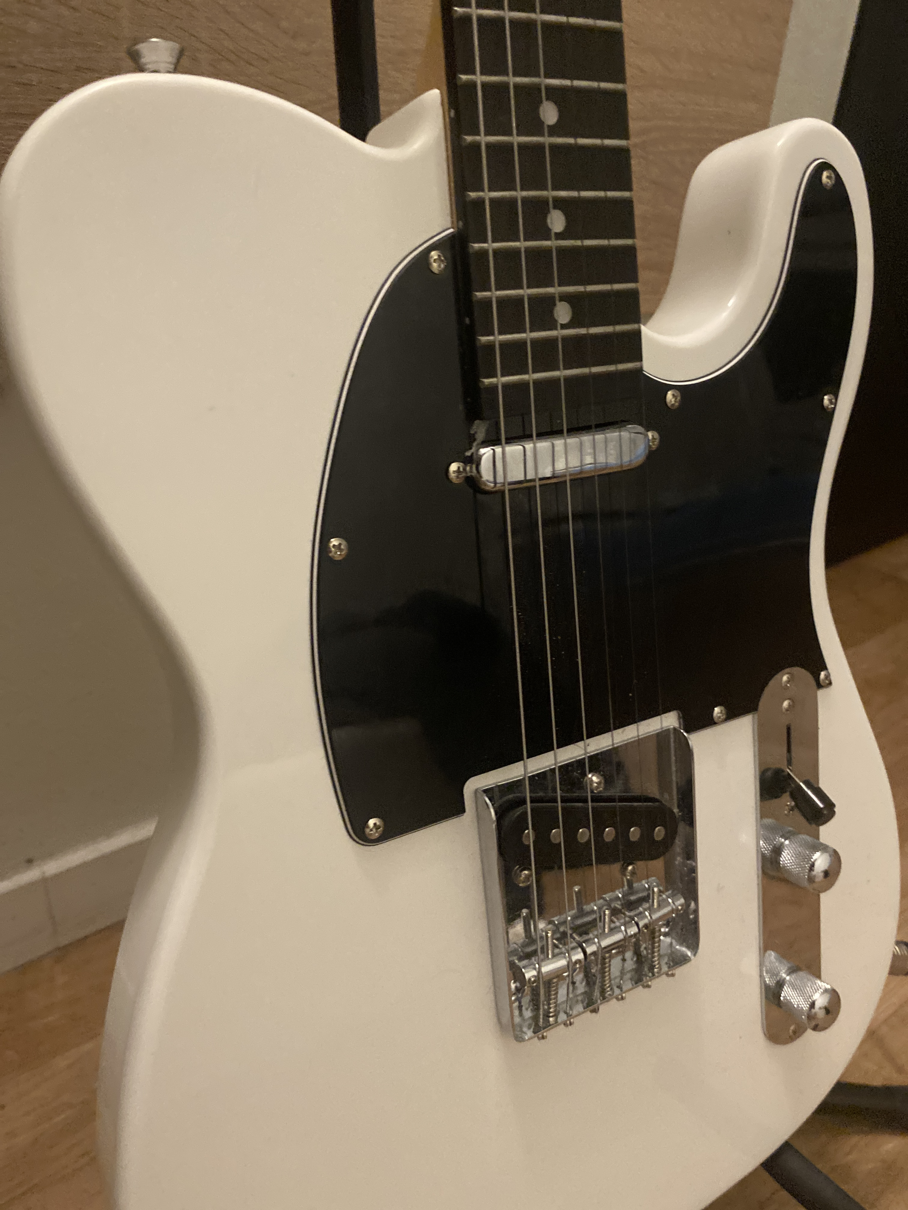 Guitare nouvelle avec housse et support inclus
