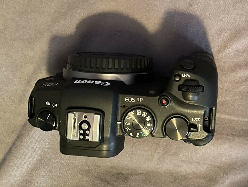 Canon EOS RP - Noir (Boîtier nu). Vendu avec 2 batteries Officiels Canon