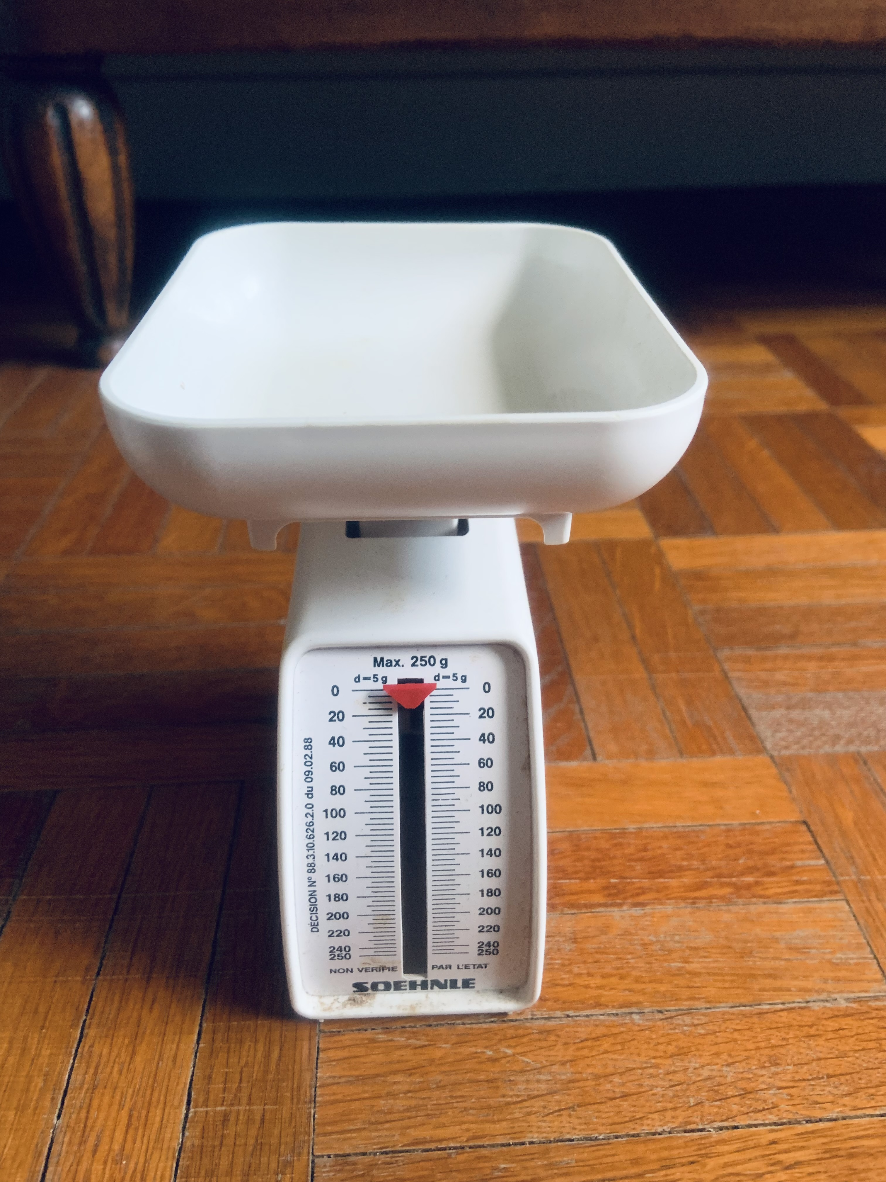 Une balance de cuisine mécanique - Miniature 2