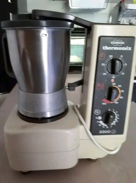 A vendre de congélateur , et Thermomix pm6