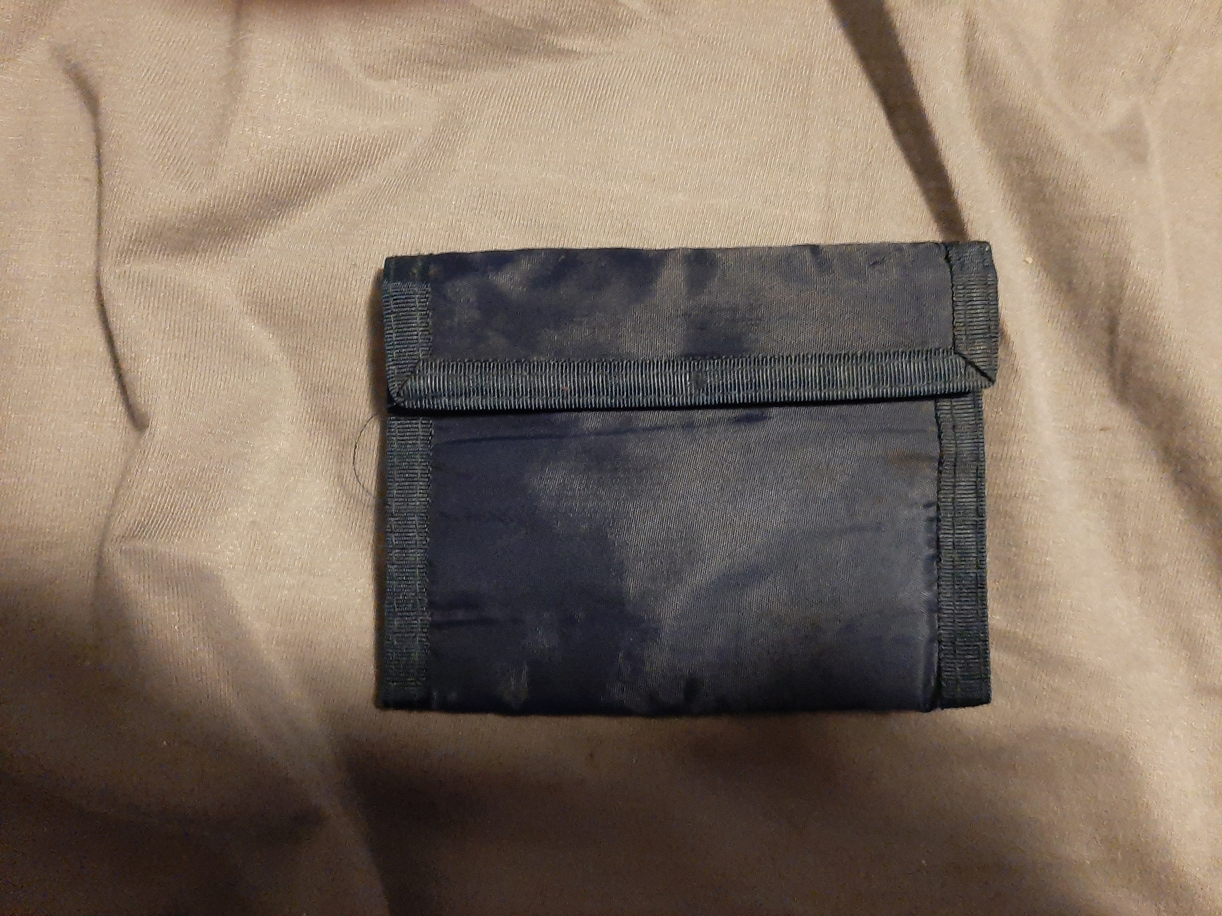 je vends une porte-monnaie comme neuf jamais servi