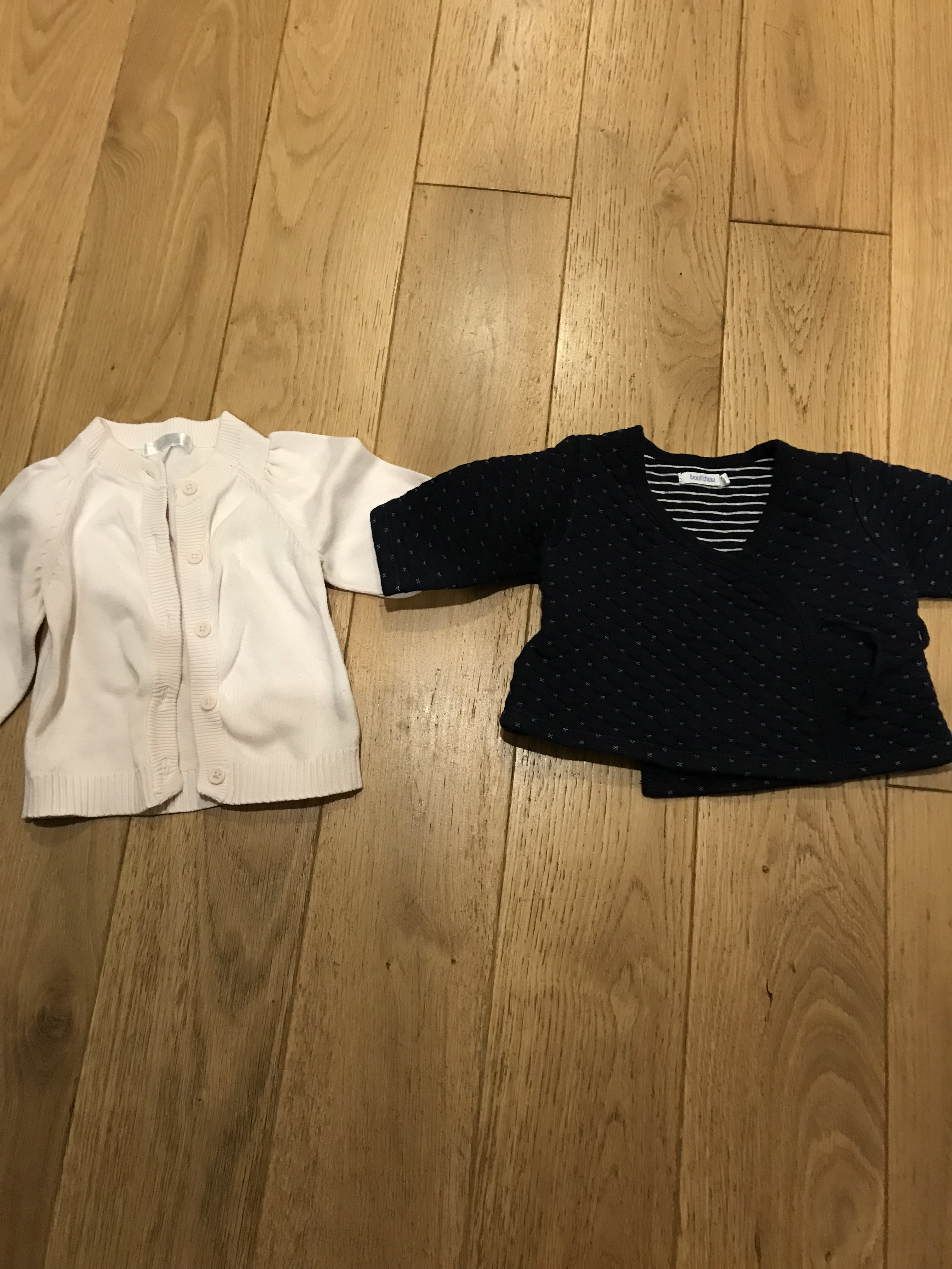 2 gilets de bébé 3 mois