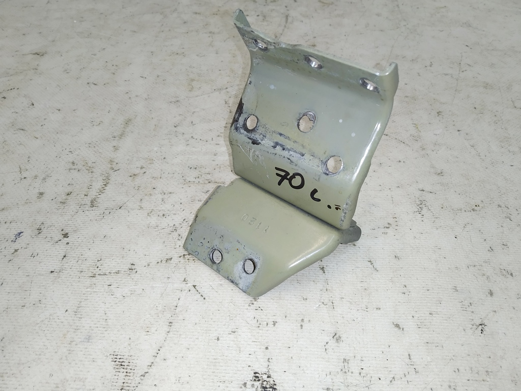 Bras d'une poutre d'un porte-bagages avant gauche avec un écrou Tesla
modèle Y 1487677-S0-A
