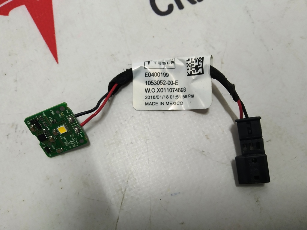 Elément de câblage d'éclairage de porte avant droite Tesla modèle X  1053052-00-E
