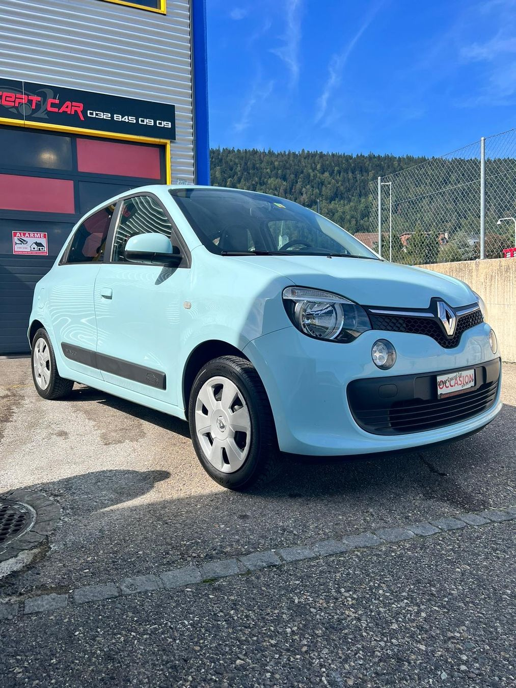 C'est voiture est toujours disponible à vendre